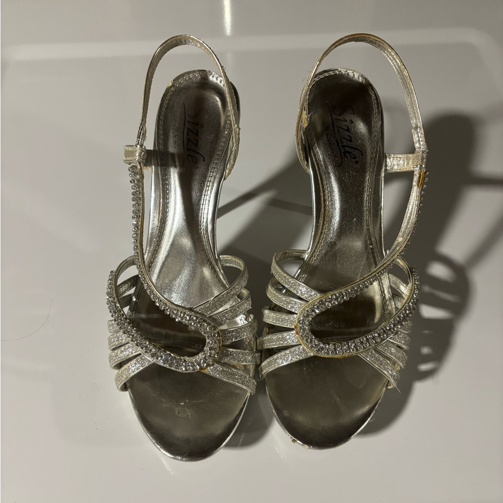 Silver Heels - Picture 1 of 4